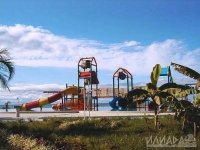 детский городок в аквапарке у моря